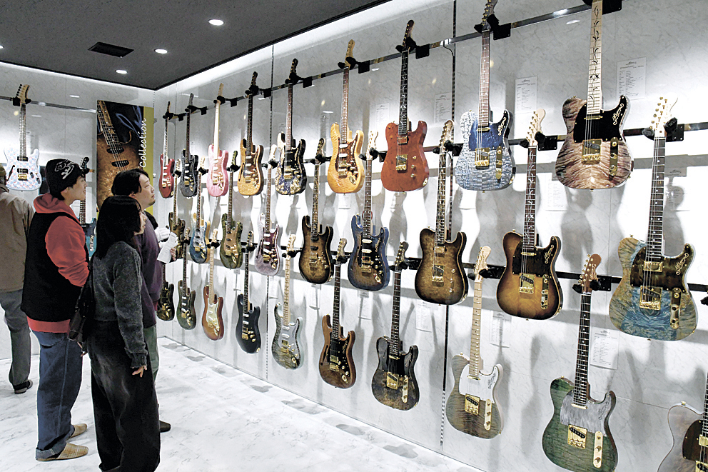 美しいギターなどが並んだ展示会場