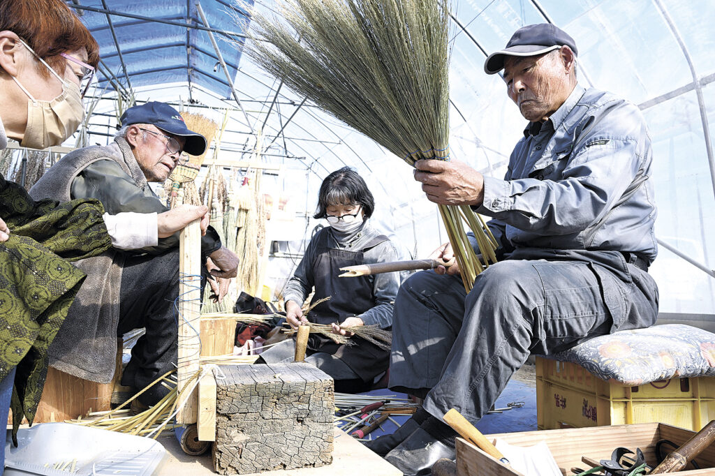 手際よく作る吉澤さん（右）の作業を見つめる“弟子”たち