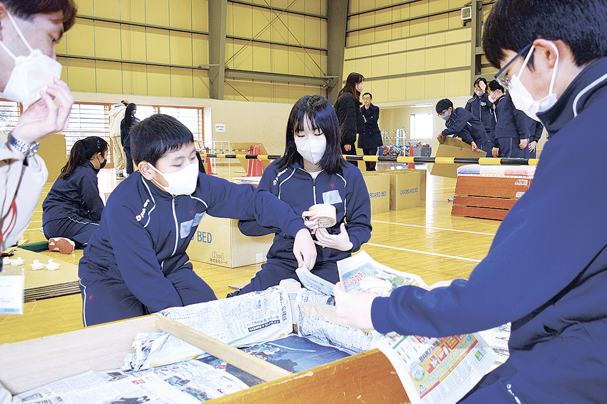 体育館での避難所設営 才教学園小の6年生が体験 – 市民タイムス