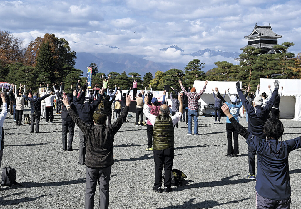 お城と北アルプスを望める広場