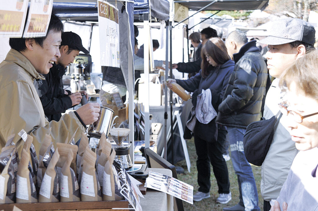 コーヒー好きの人たちでにぎわう会場