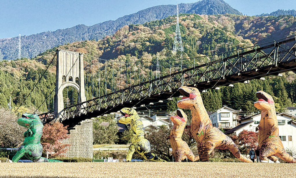 桃介橋の下、芝生の公園を駆け抜ける恐竜たち