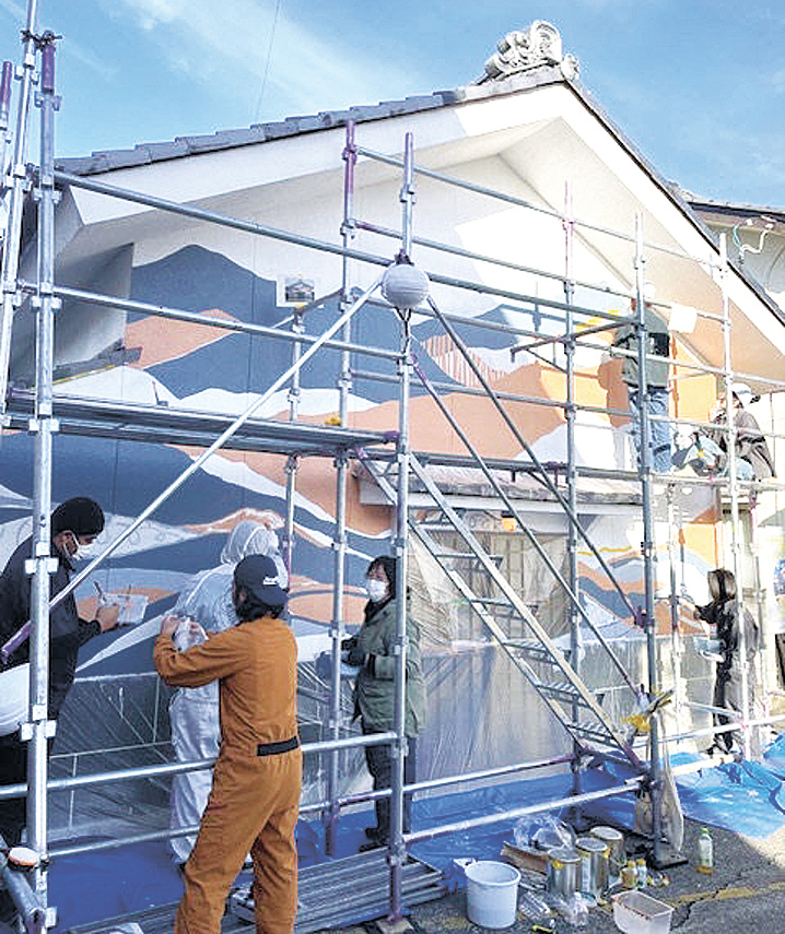 土蔵の壁面に描かれている大きな絵