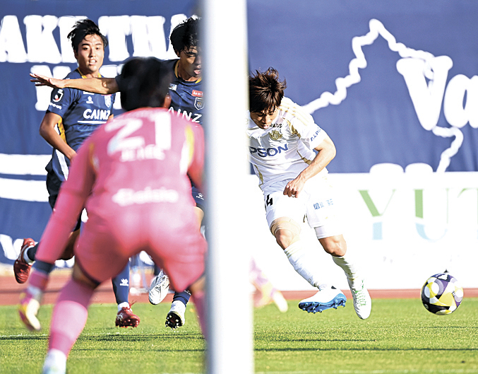 前半３６分、同点ゴールをアシストする松本山雅の安藤（右）