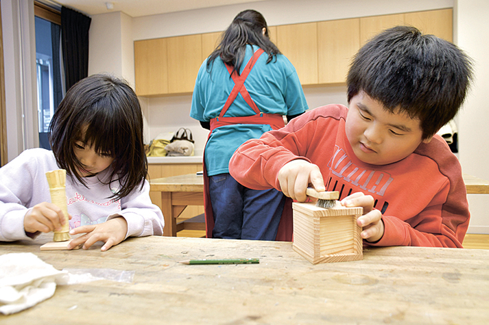 伝統工法を体験しながら小箱作りを楽しむ参加者
