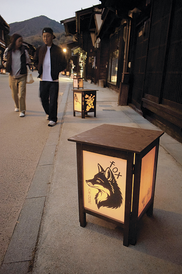 沿道に並べられ宿場を旧中山道を照らす灯籠