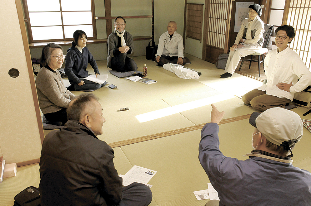 かつて柏亭が過ごしたゆこもりで、車座になって語る参加者たち