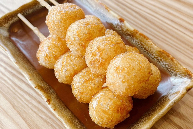 揚げ団子実演 店内で本日販売 　丸山菓子舗　富田店