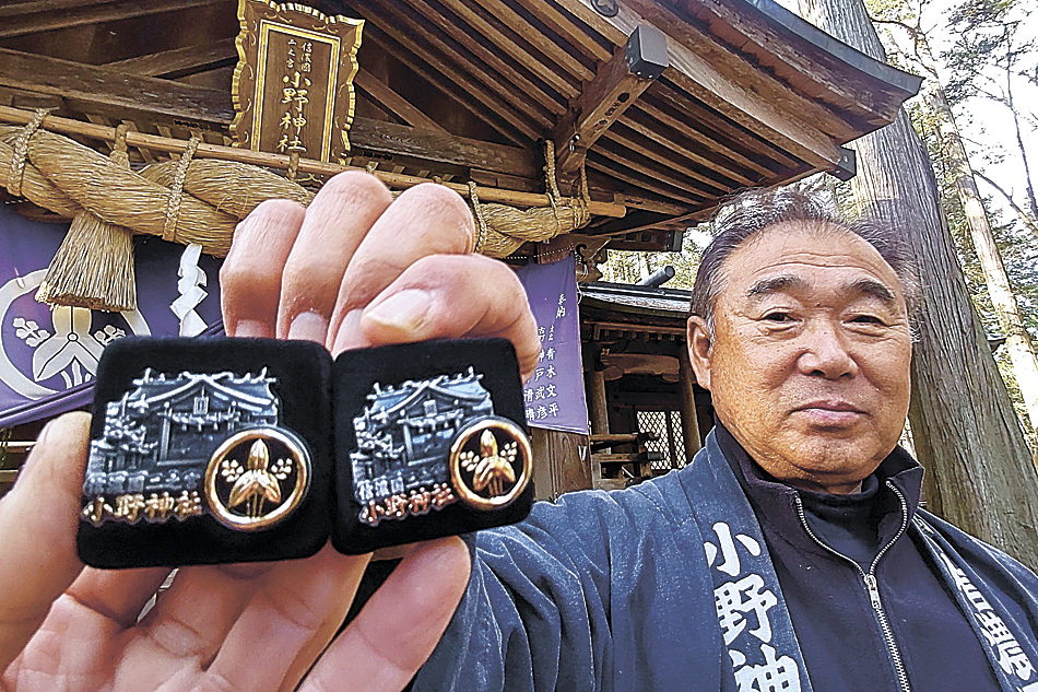 神社紋などをかたどったピンバッジ型のお守り