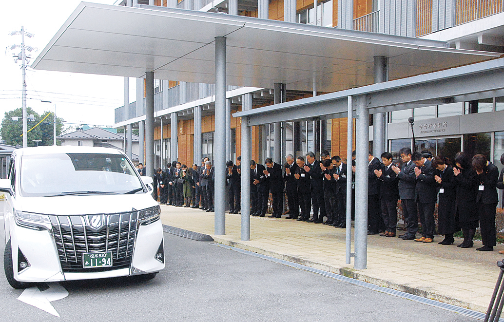 太田寛・安曇野市長の功績しのぶ 葬儀に900人弔問 – 市民タイムス