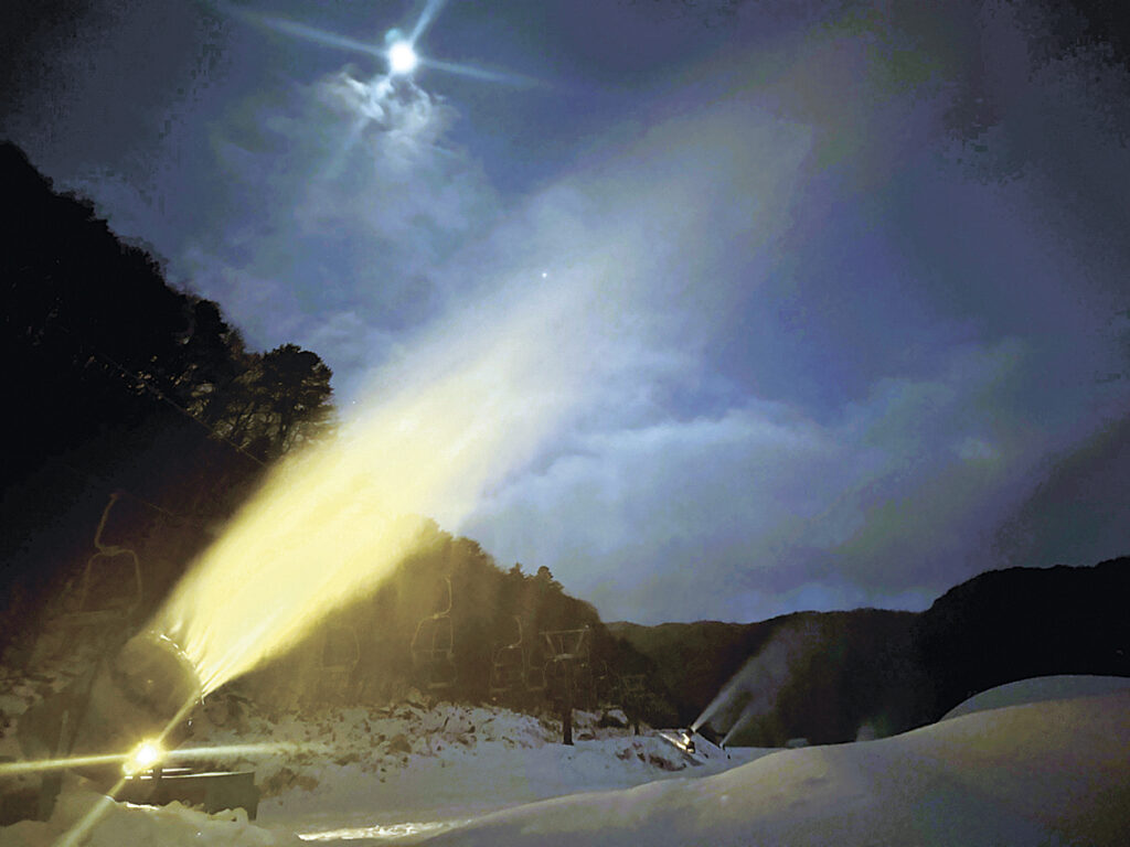 人工降雪が進むやぶはら高原スキー場