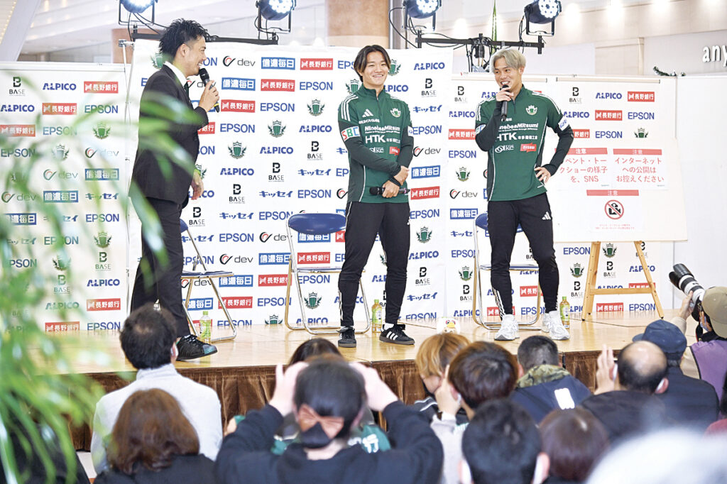 トークショーに登壇した樋口選手(右)と田中選手(中央)