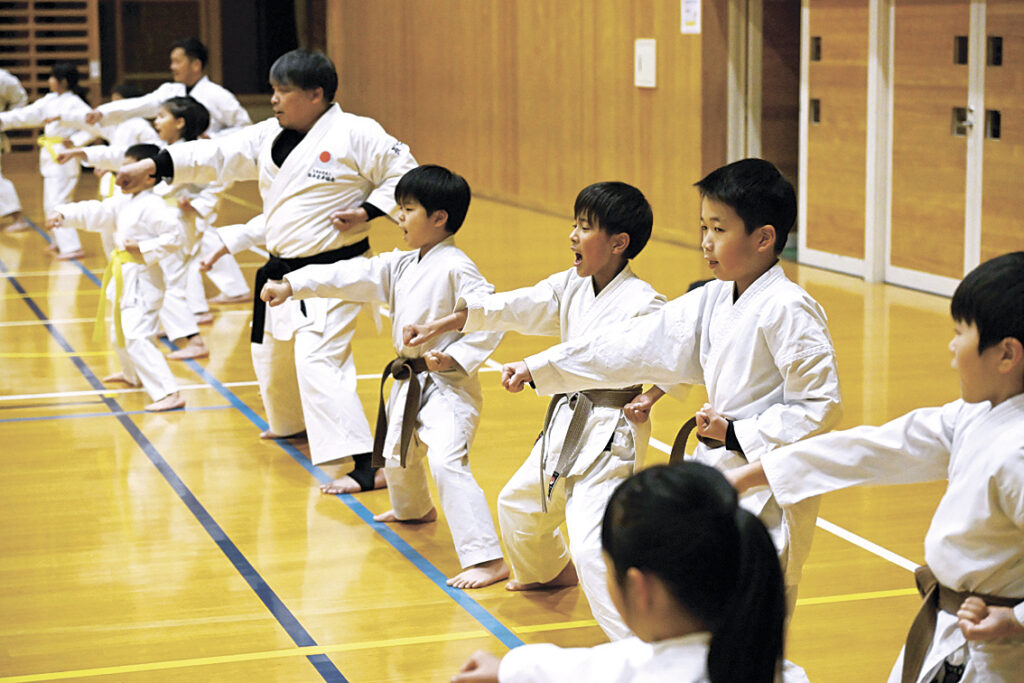 稽古納め恒例の千本突き。気合とともに拳を突き出した