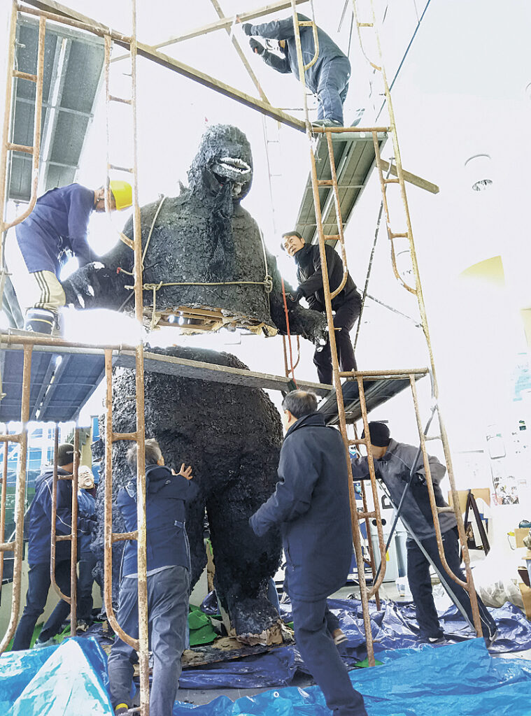 ゴジラ像の解体を進める盛々会メンバー