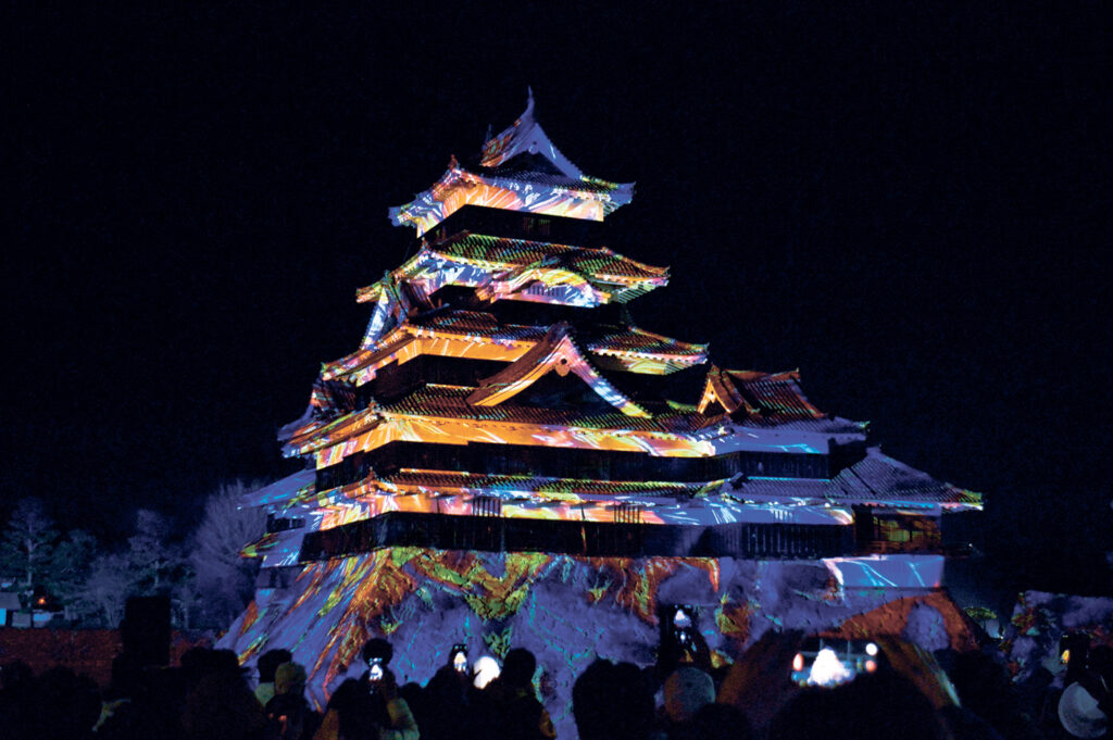 鮮やかな色彩に彩られた松本城