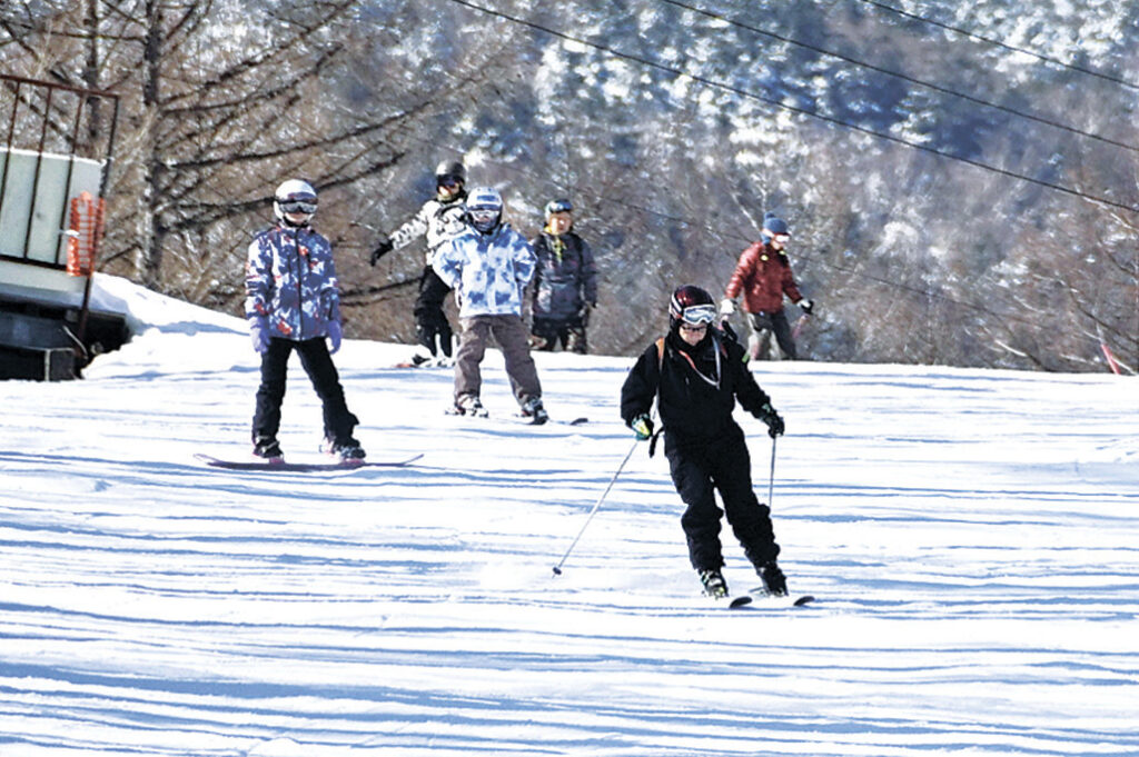 滑りを楽しむスキーヤーとスノーボーダー(Mt.乗鞍スノーリゾート)