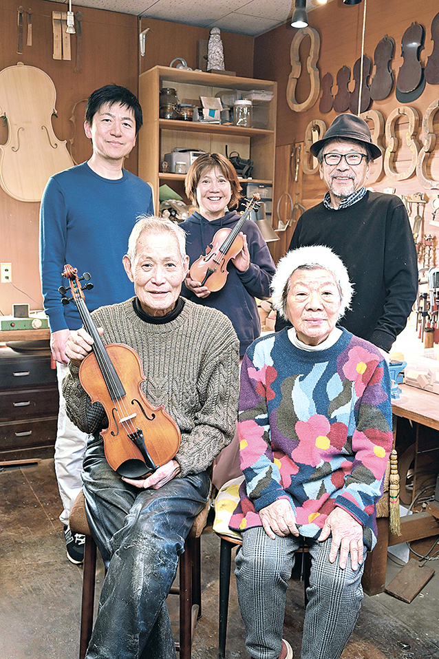 工房に集う井筒さん夫妻(手前)と弟子たち