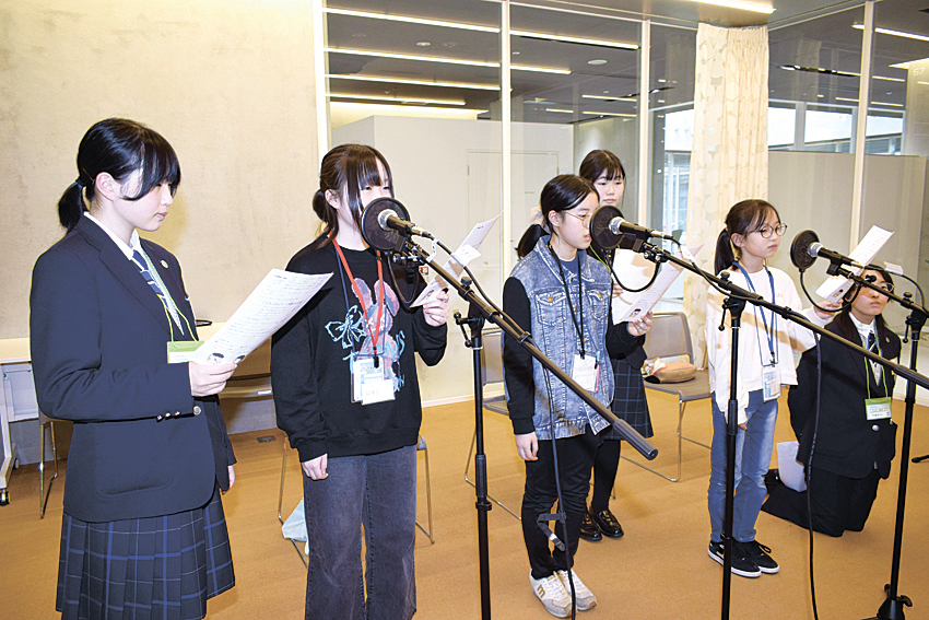 松本国際高校声優部の指導で、声優の仕事を体験する子供たち