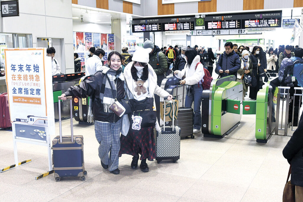 大勢の人でにぎわう改札口（松本駅）