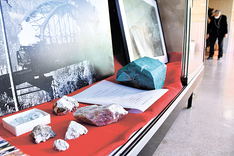 南木曽会館に展示中の田立産などのアマゾナイト