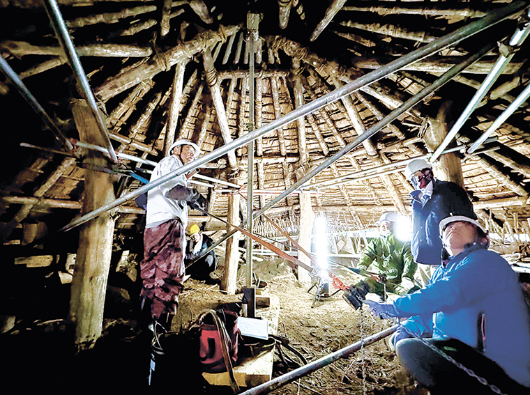 竪穴住居の補強作業