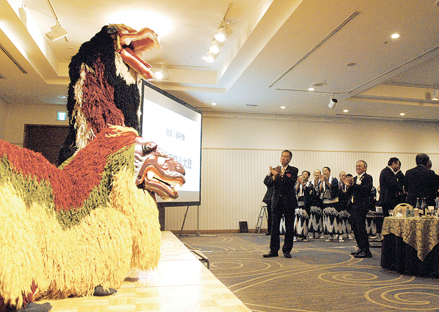 琉球國祭り太鼓のアトラクションを鑑賞する両知事ら