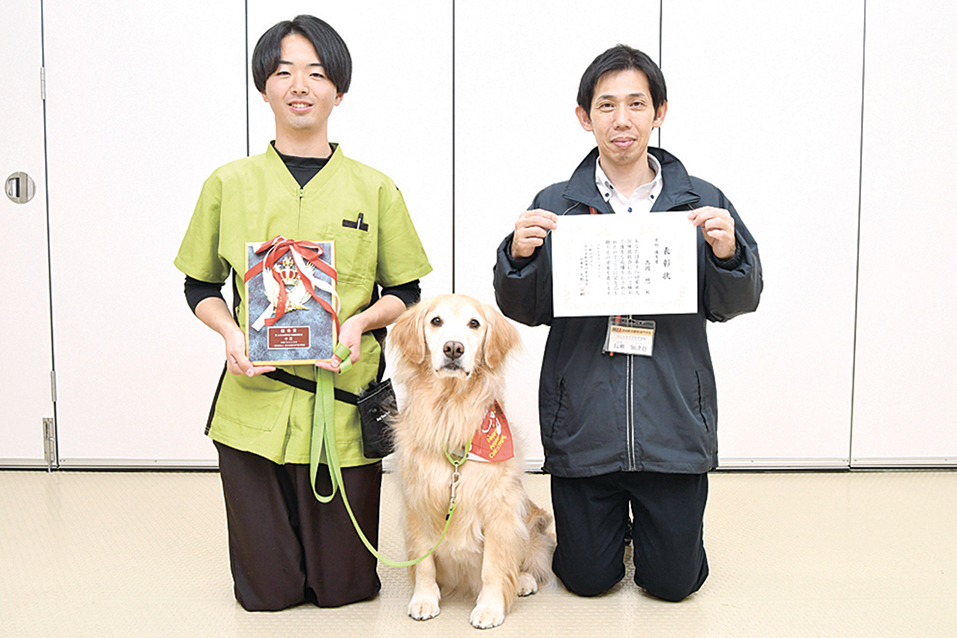 競技会で優勝した（左から）高岡さん、ゆきち君ペアと、教員の長瀬さん