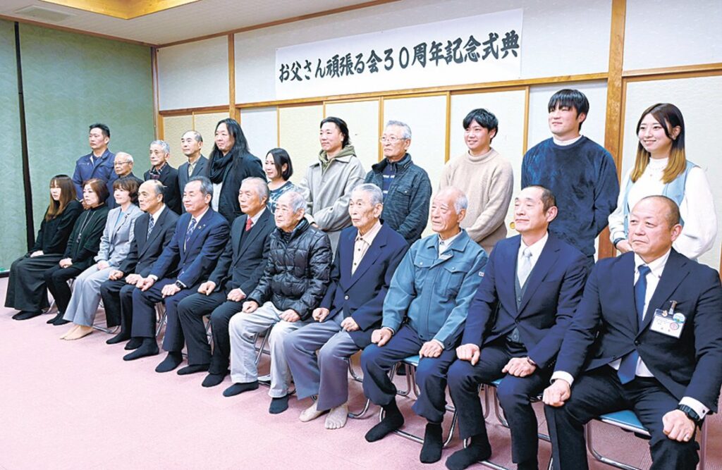 記念写真に納まる会員や来賓ら