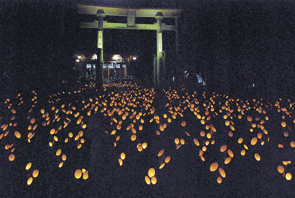 境内に並ぶ数々の竹灯籠