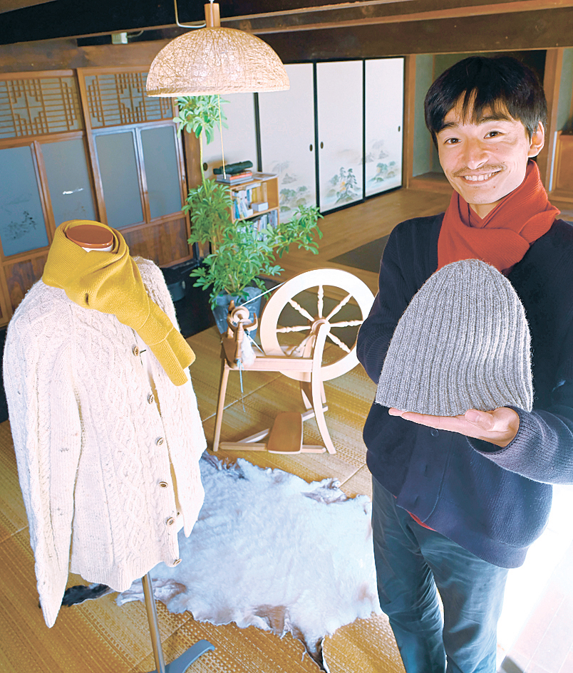 教室で編むニット帽を見せる青野さん