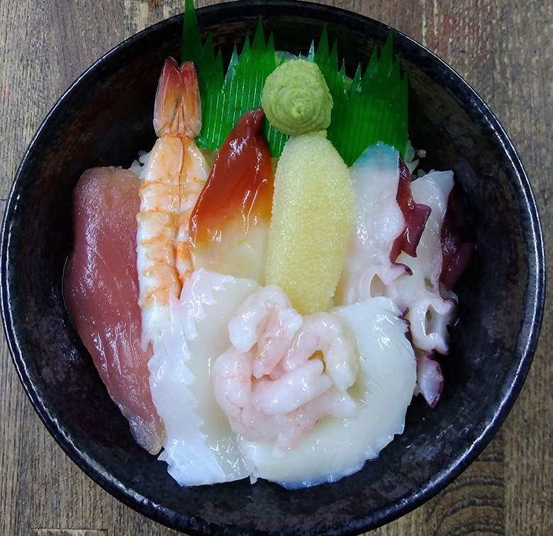 彩り華やかな 新春７種丼好評 　丼丸田中家　松本流通団地店