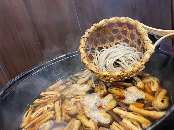 きのこたっぷり とうじそば好評 　民芸旅館　深志荘