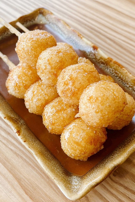 揚げ団子実演 割引商品も販売 　丸山菓子舗　富田店