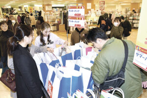 福袋コーナーに次々と客が押し寄せた