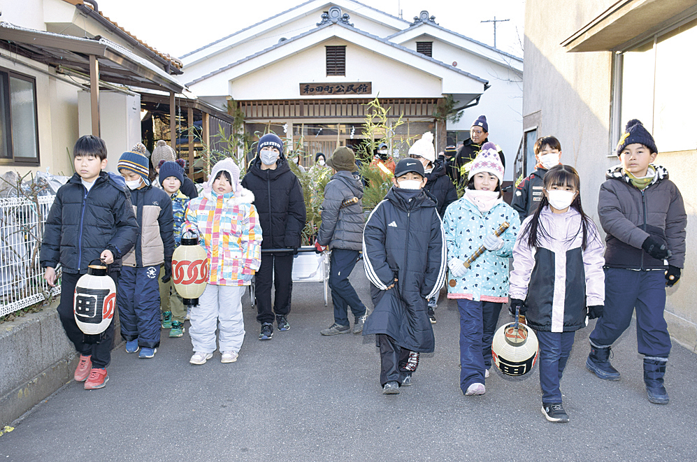 町会内を巡りに公民館前を出発する子供たち