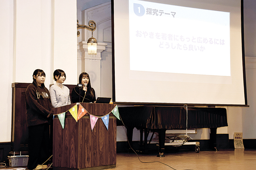 探究の成果を発表する美須々ケ丘高の生徒たち