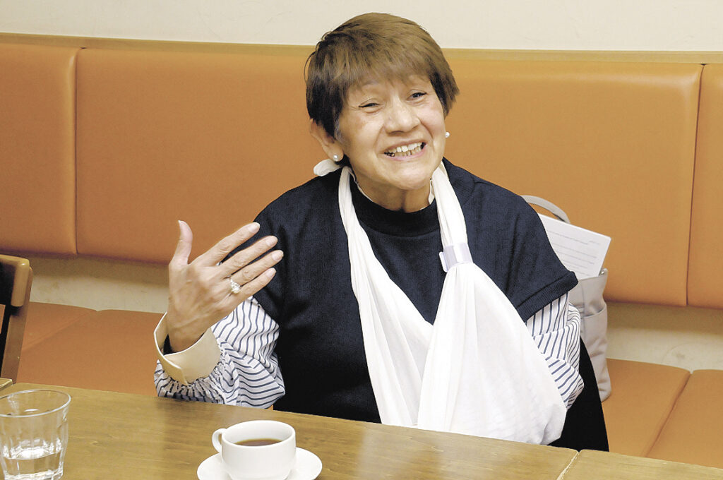 両国を行き来しながら教育に関わった経験を語るアナマリアさん