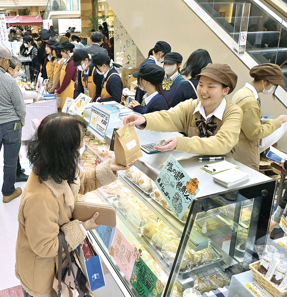 アイデアが光る菓子を販売する高校生や大学生、短大生
