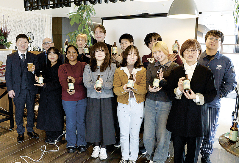 完成したビールを手にして喜びを表す学生たち