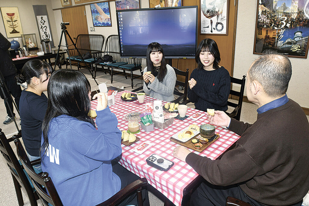 おやきを試食する臥雲市長（右）と高校生