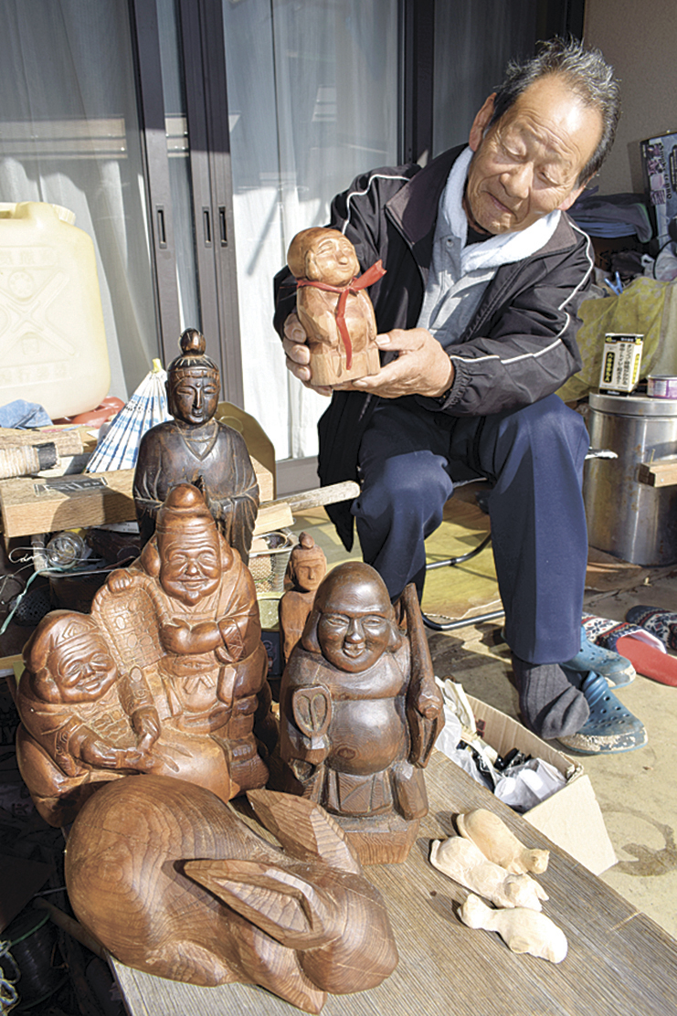 趣味の木彫り 皆を笑顔に 塩尻・宗賀 向井幸男さん50年 – 市民タイムス