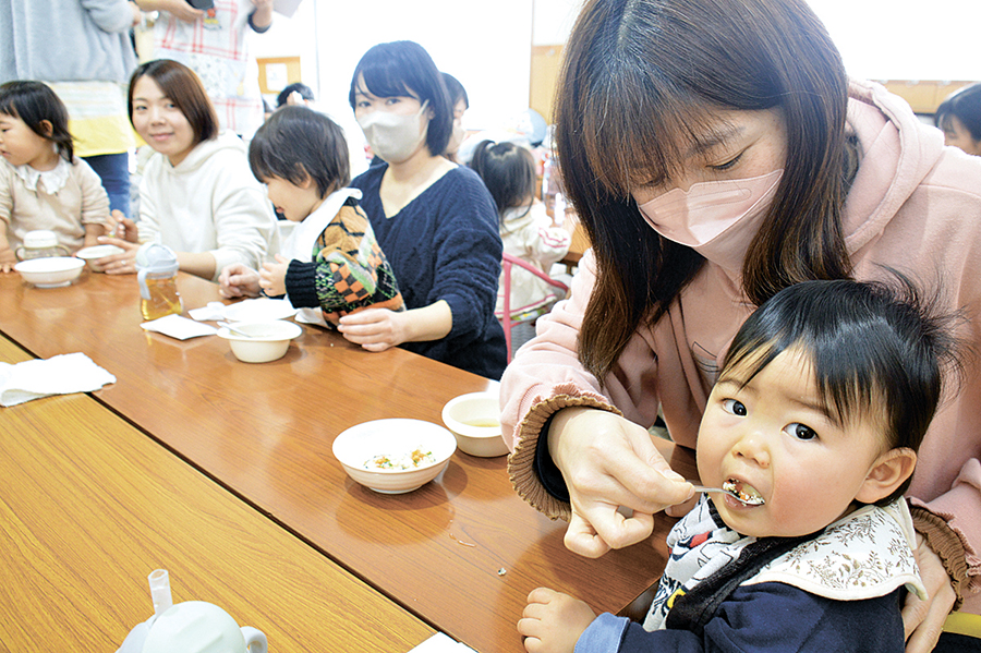“恵方巻”を食べる赤ちゃん