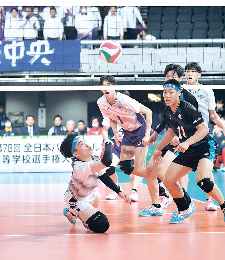 粘り強くボールをつなぐ田澤（左）