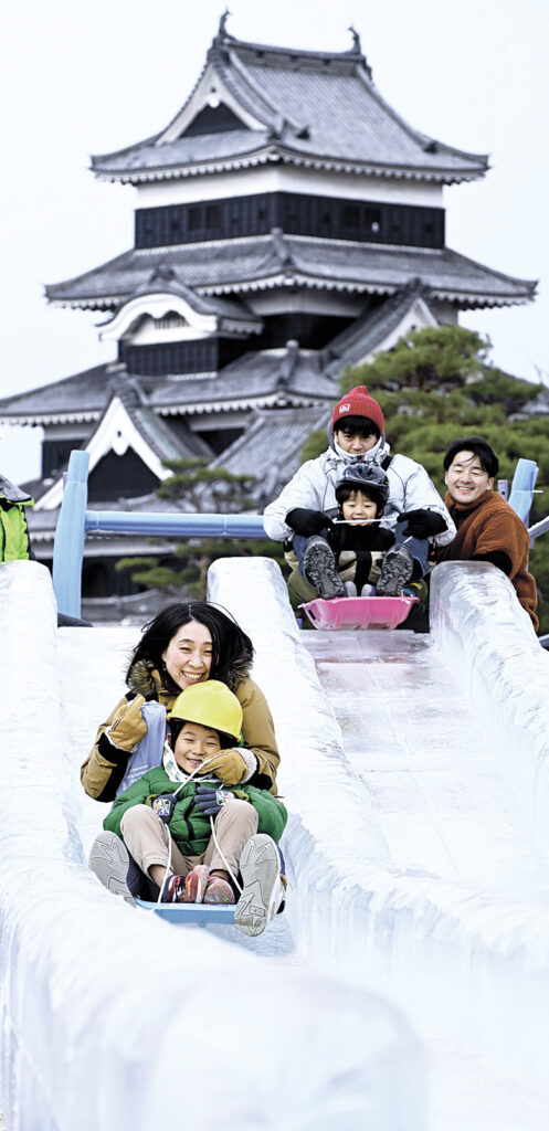 ジャンボ滑り台を楽しむ親子