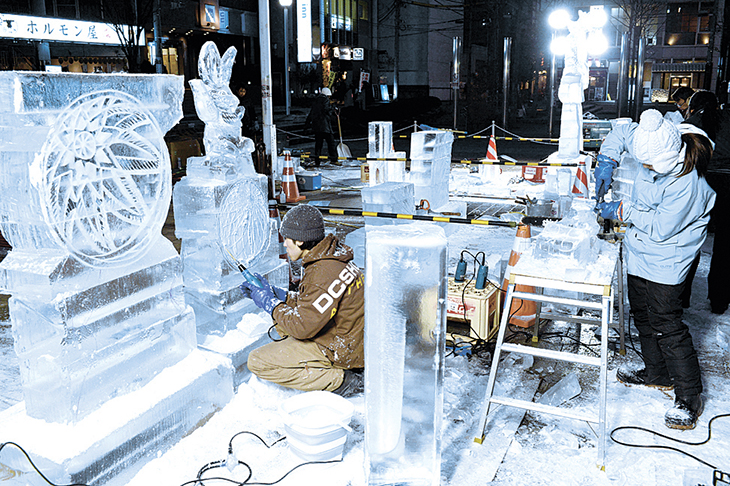 作業が進められ、完成に近づいていく氷彫作品