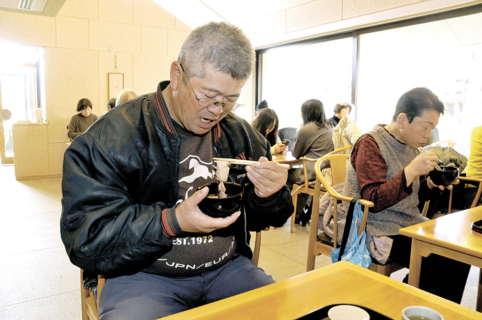店内で汁粉を味わう来場者