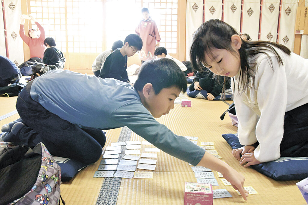 拝殿で百人一首を楽しむ参加者