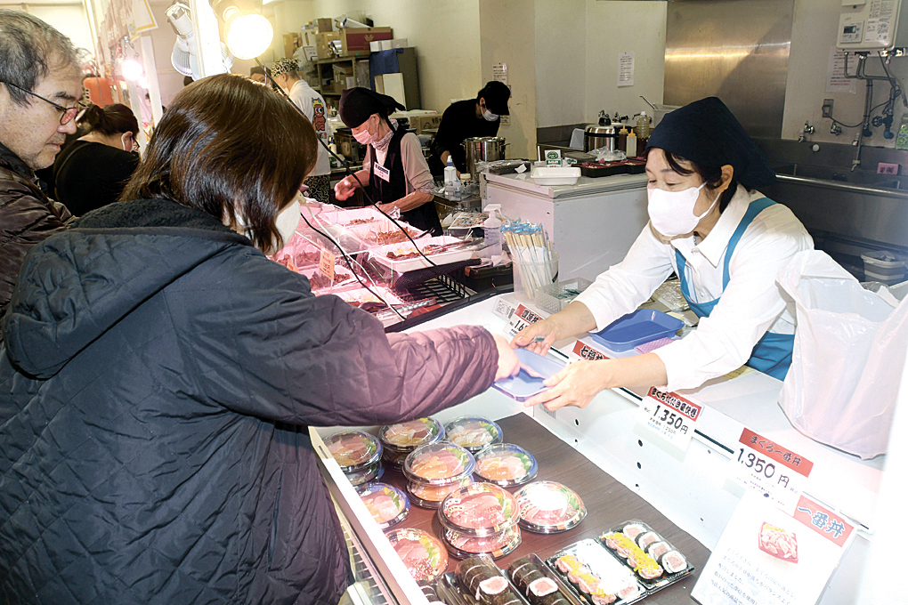 作りたての海鮮弁当を買い求める来場者