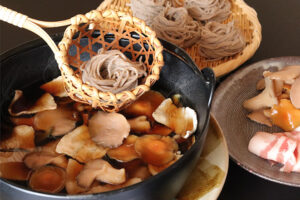 きのこたっぷり とうじそば好評 　民芸旅館　深志荘