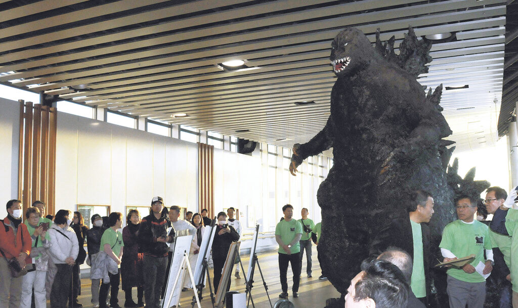 松本駅にお目見えしたゴジラの模型